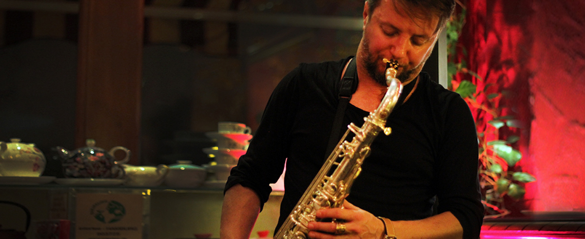 Grzech Piotrowski w Herbaciarni Sikkim